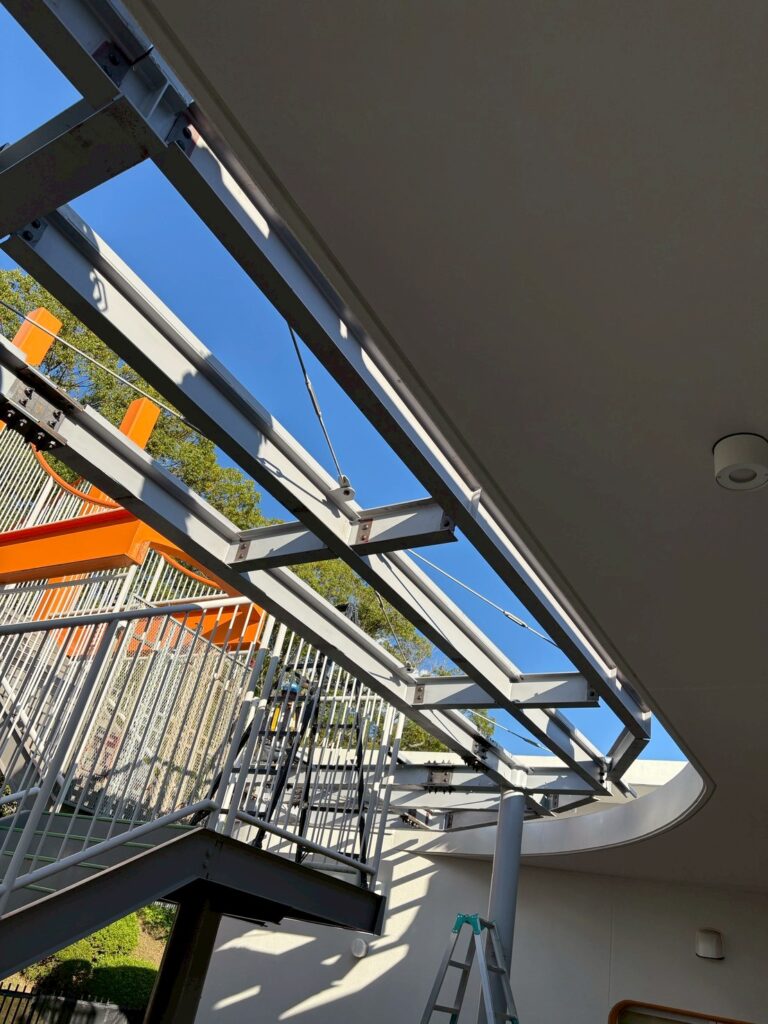 有限会社アクロス 幼稚園 鉄骨庇工事 岡崎市 新装工事 店舗新装工事 店舗改装 店舗デザイン 店舗設計 リフォーム リノベーション 内装工事